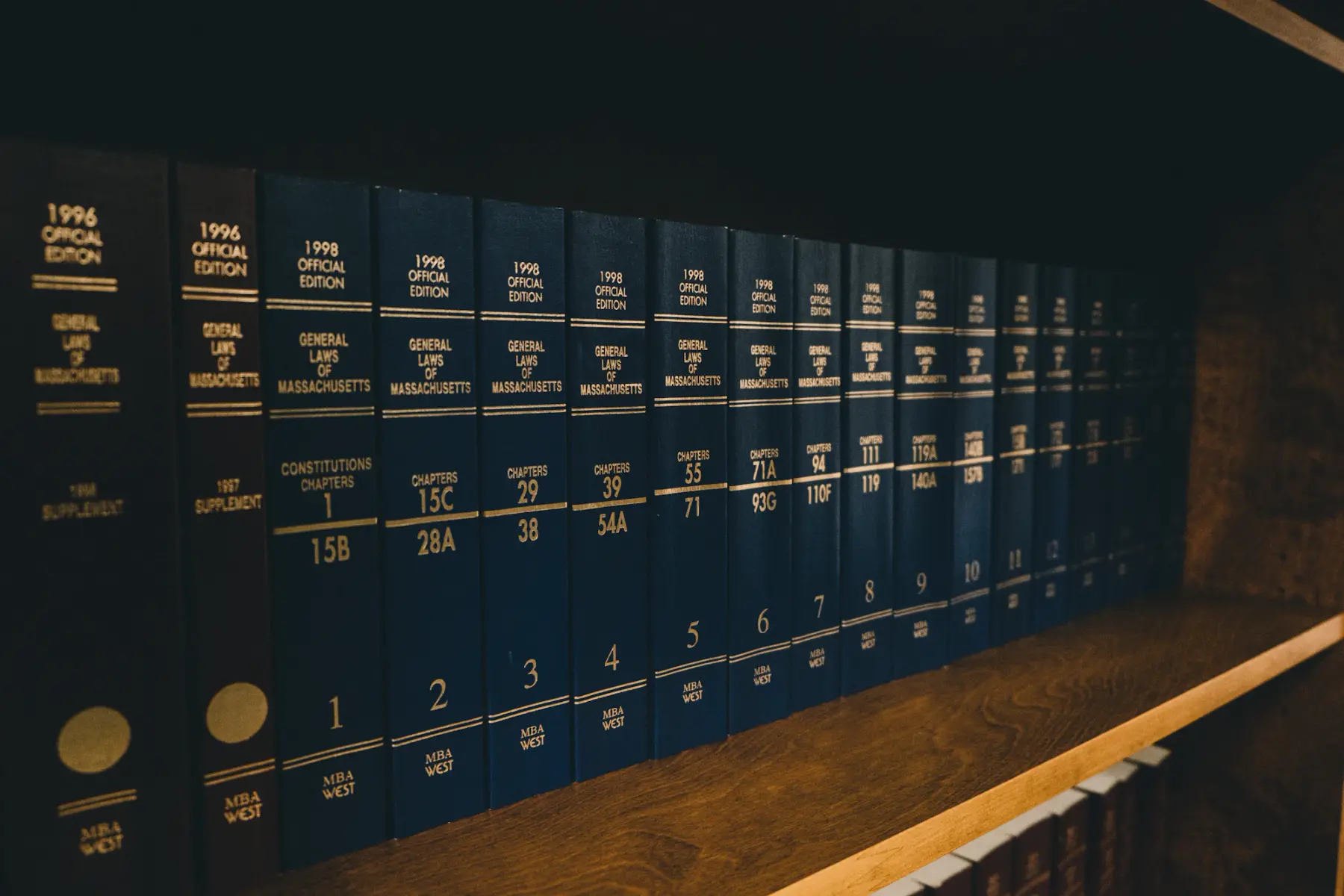 Estante escura com coleções de livros jurídicos