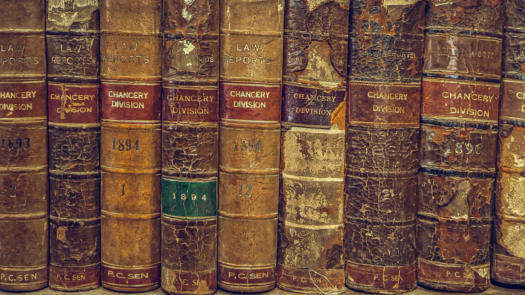 Lombadas de livros jurídicos antigos encadernados em couro