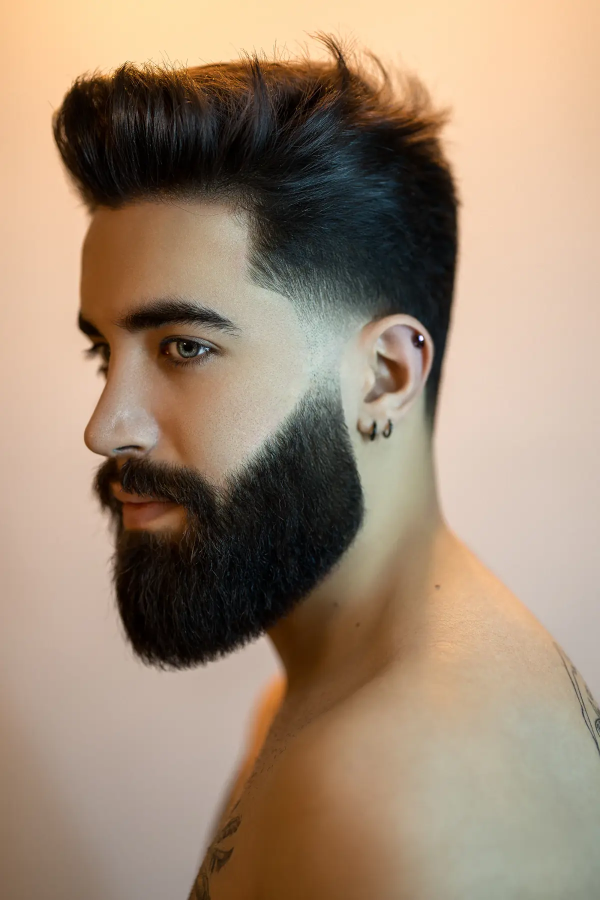 Homem de perfil com barba cheia de contorno bem marcado