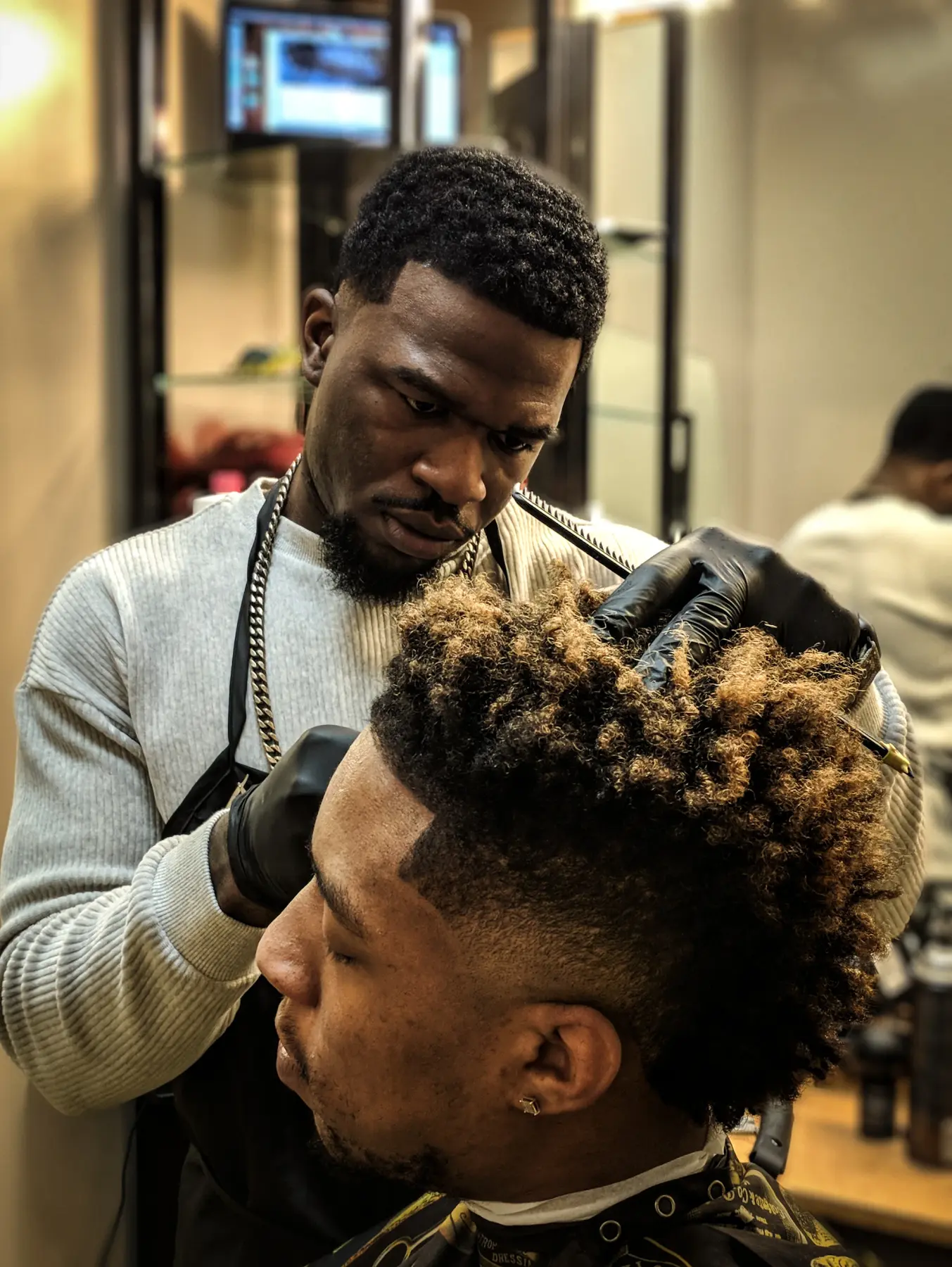 Cabelo crespo com textura no topo sendo finalizado