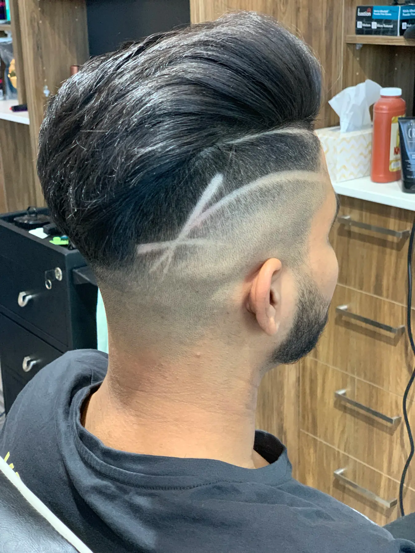 Degradê com desenho riscado na lateral da cabeça