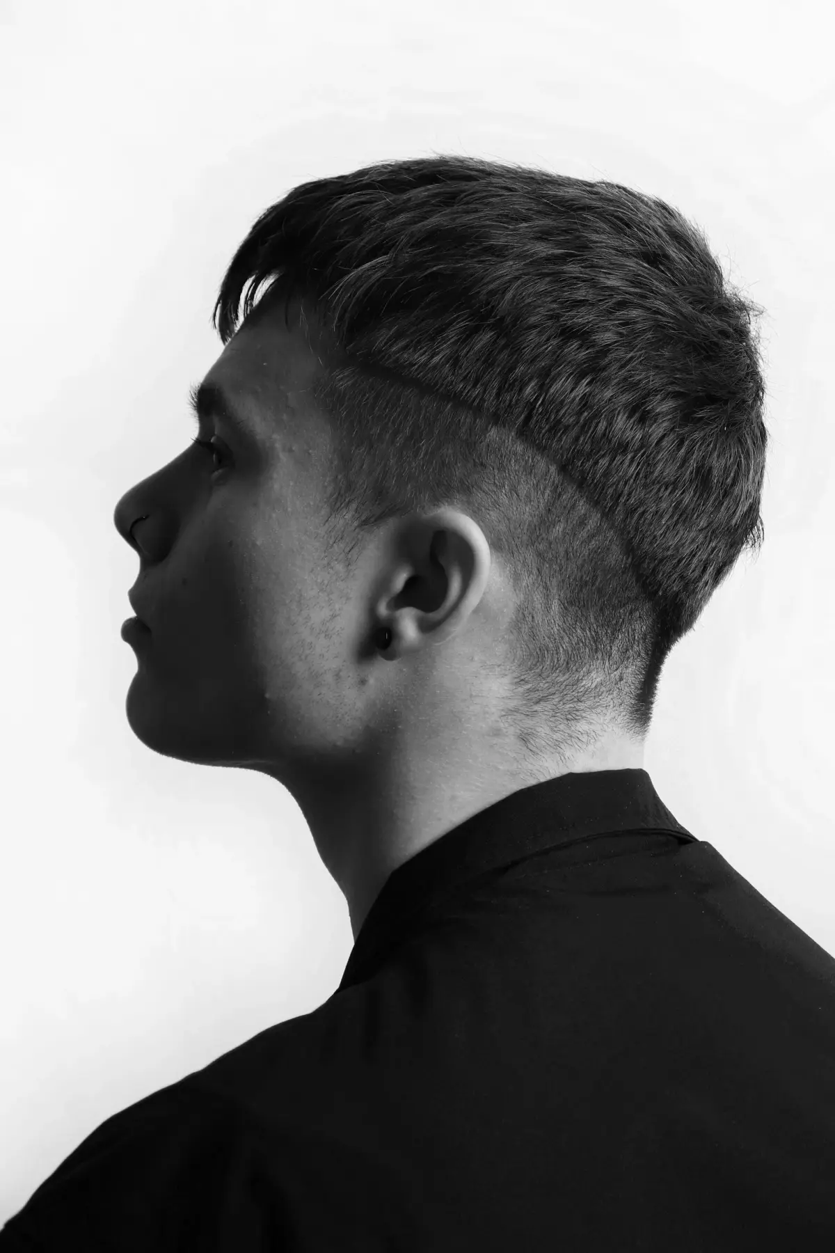 Perfil de homem com corte social clássico, em preto e branco