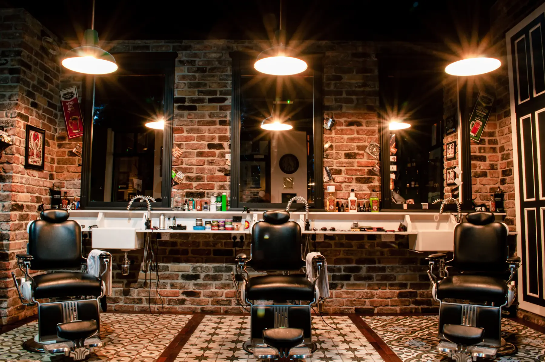 Barbearia vintage com parede de tijolos, espelhos e cadeiras antigas